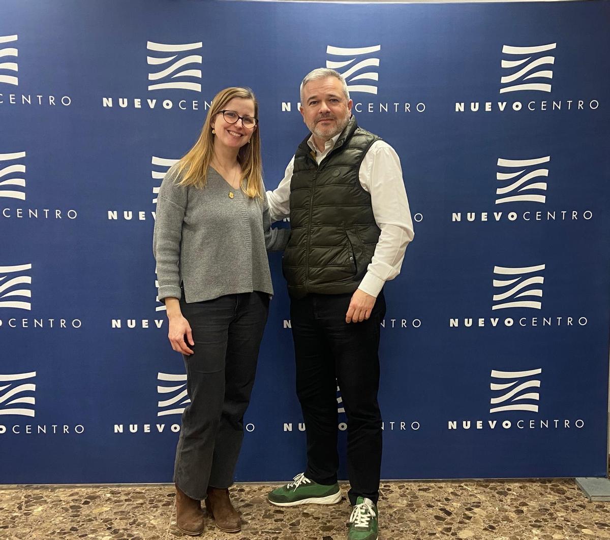 Elena Ventro, ganadora del viaje a París, junto a David Mazcuñán, responsable de comunicación de Nuevo Centro.