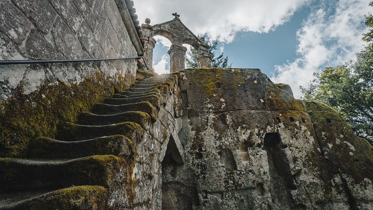 Escalera de piedra que conduce a la entrada del monasterio de San Pedro de Rocas, uno de los templos más antiguos de Galicia, excavado directamente en la roca en el corazón de la Ribeira Sacra