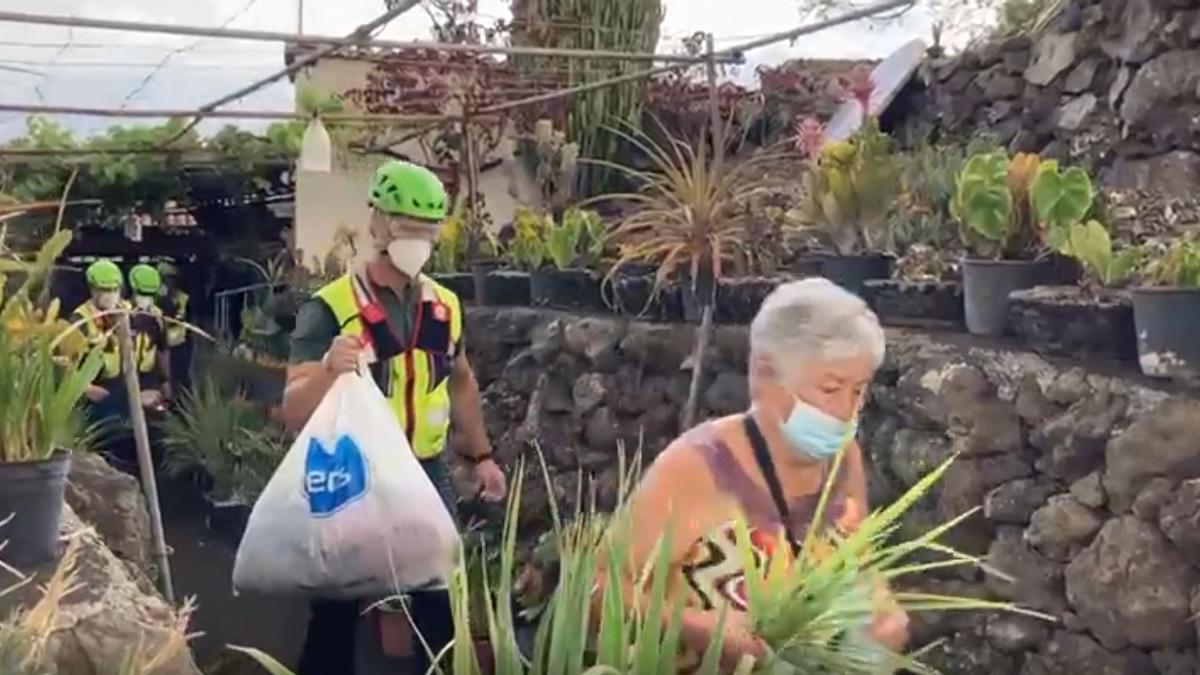 La Guardia Civil ayuda a los vecinos de Todoque a retirar sus enseres ante el avance de la lava en La Palma