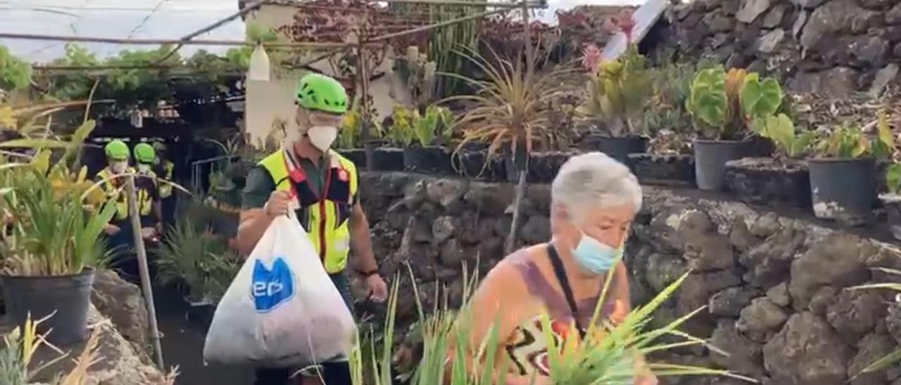 La Guardia Civil ayuda a los vecinos de Todoque a retirar sus enseres ante el avance de la lava en La Palma