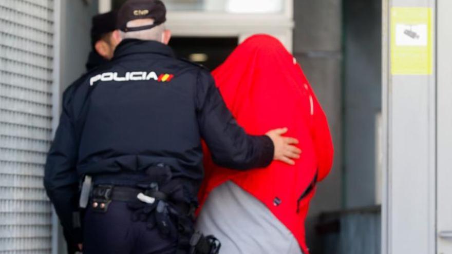 Otero Magdalena, a su llegada al Juzgado de Cambados, ayer.   | // IÑAKI ABELLA