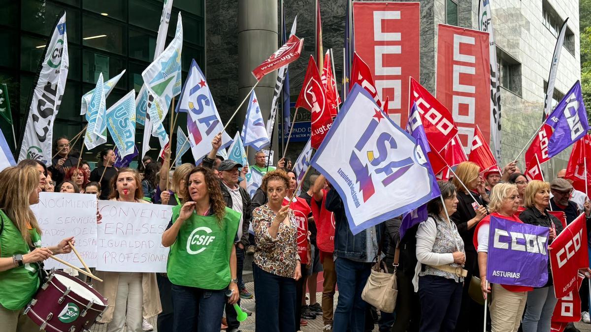 VÍDEO: Los sindicatos y trabajadores del ERA se manifiestan a las puesrtas de Hacienda