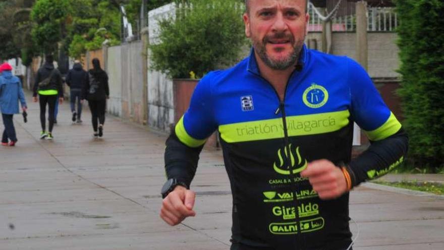 Carlos García durante el entrenamiento de ayer, el primero tras el confinamiento. // Iñaki Abella