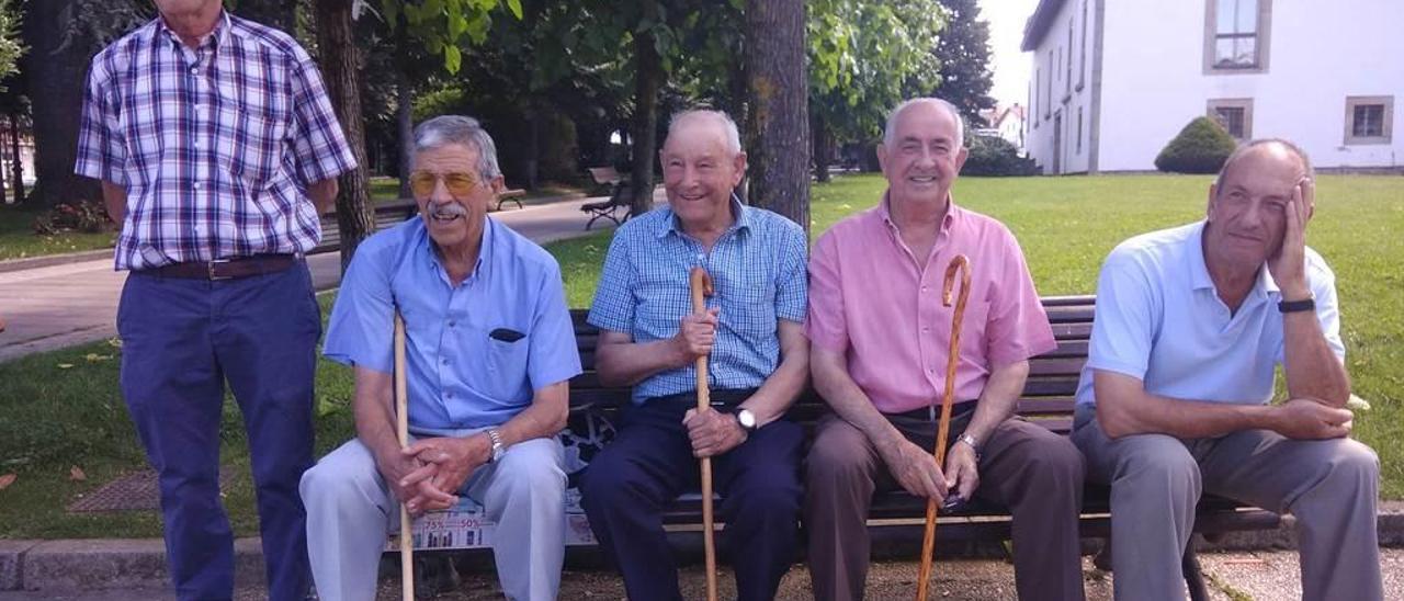 Miguel Ángel Fernández, Ludivino Fonseca, Manuel Sánchez, Victorino Orviz y Vicente Jesús Sánchez, ayer en el parque Alfonso X El Sabio.