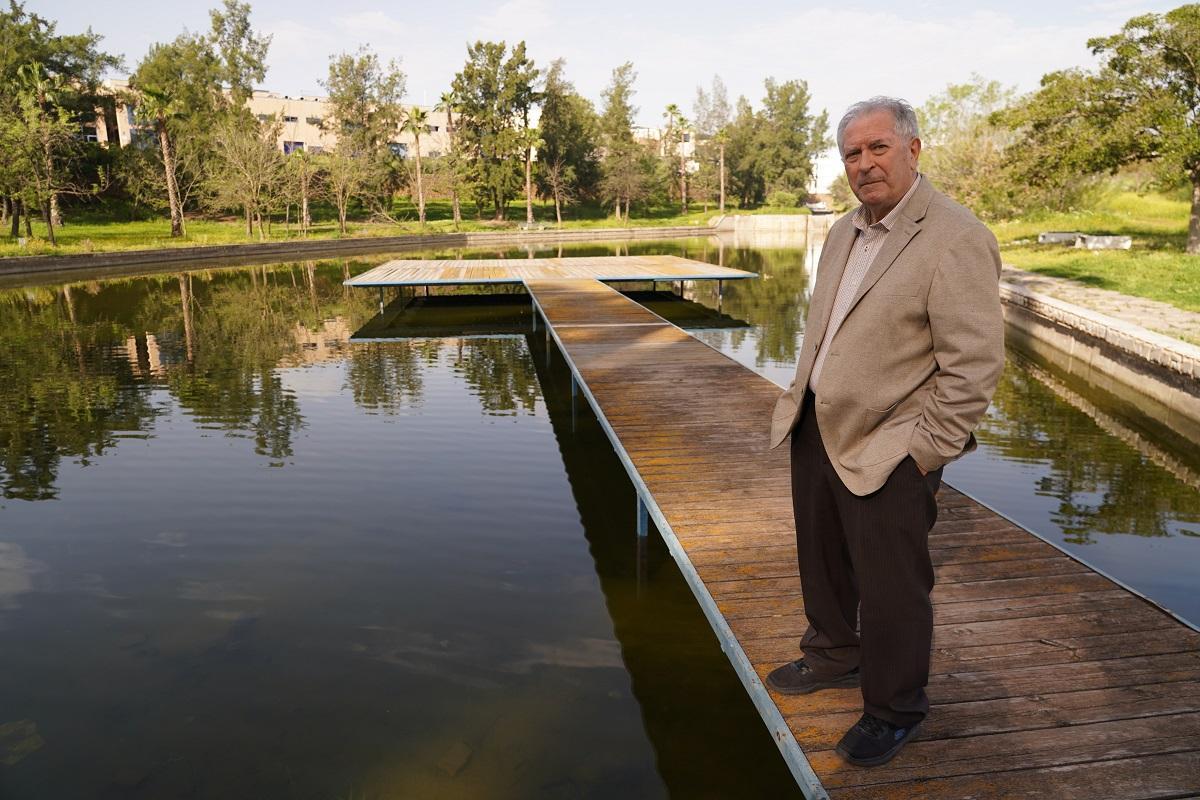 El director general del Málaga TechPark, Felipe Romera, en un estanque del parque surtido con las aguas de las lluvias de primavera.