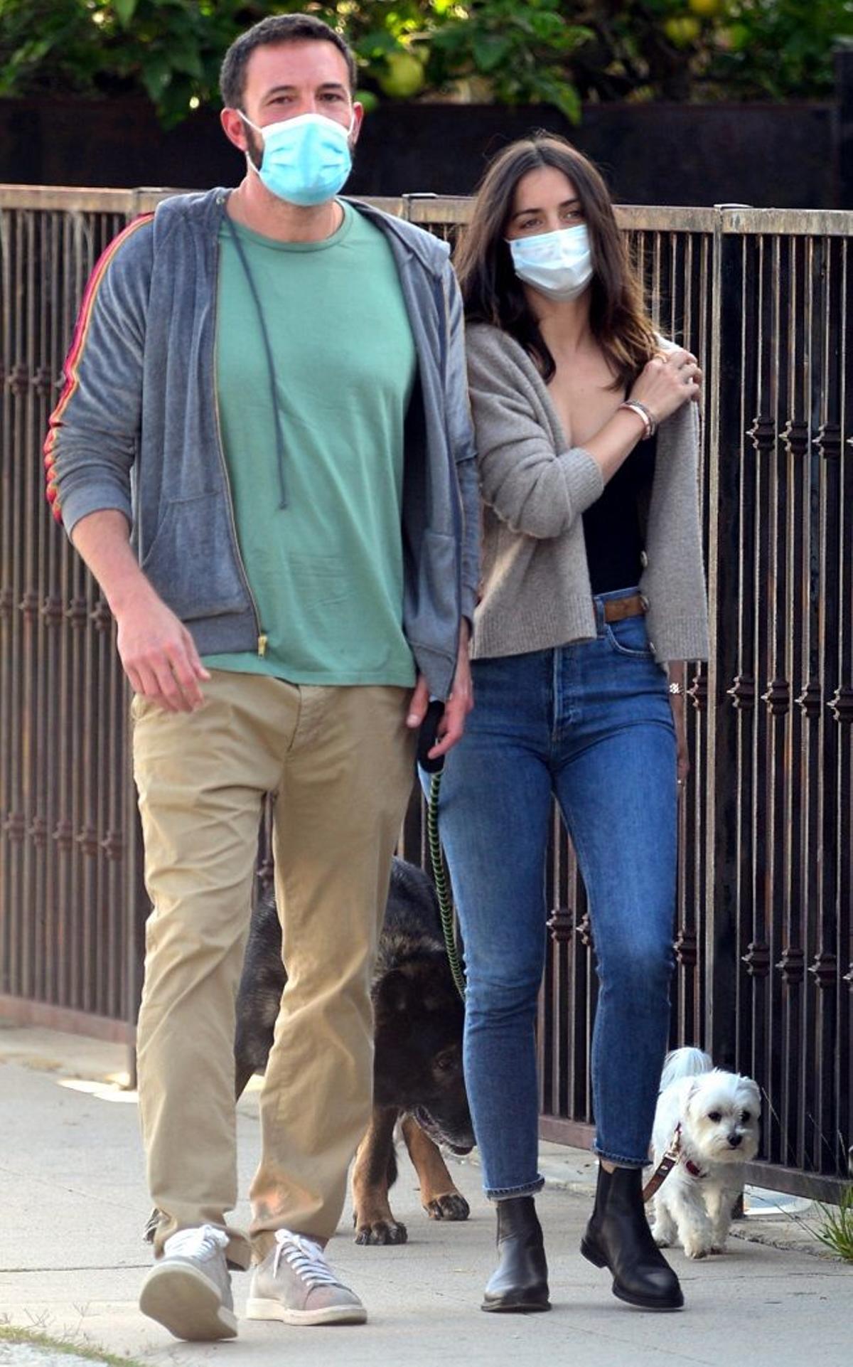 Ben Affleck y Ana de Armas, con vaqueros pitillo