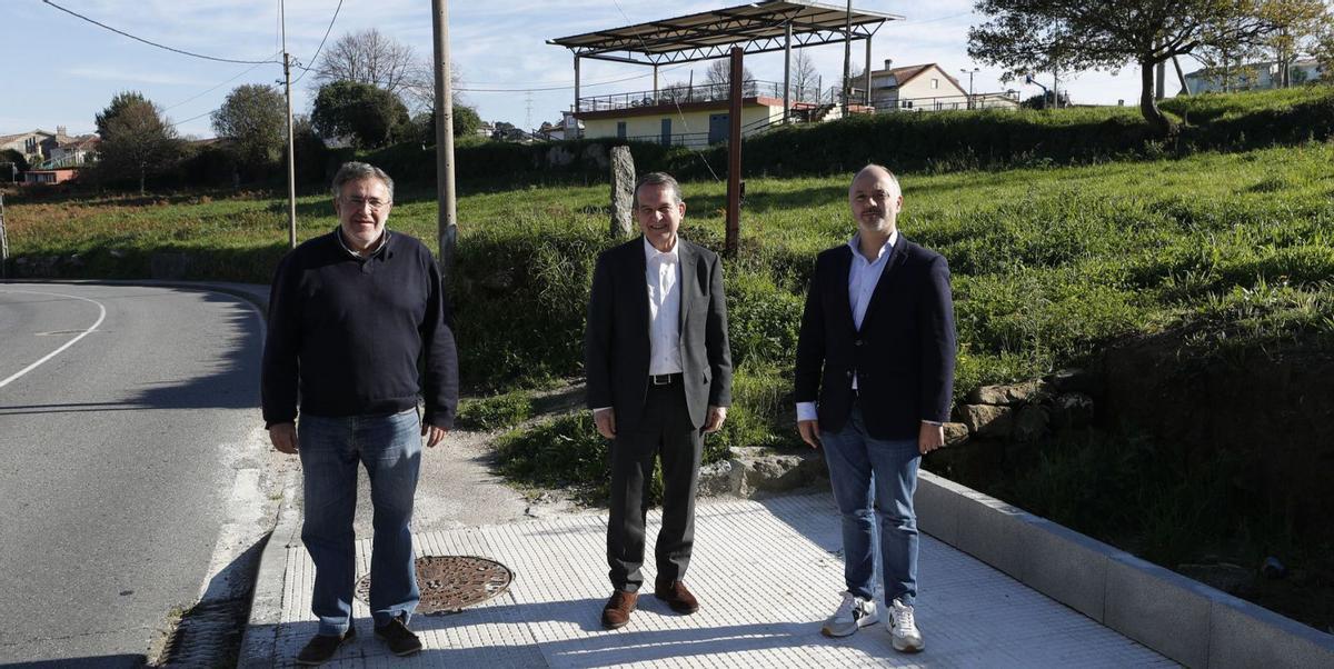 Javier Pardo, Abel Caballero y David Regades, esta semana, junto a la zona en la que se actuará. / R.GROBAS