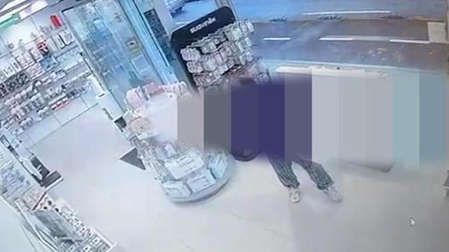 VÍDEO: Un hombre roba en una farmacia de Gijón a plena luz del día