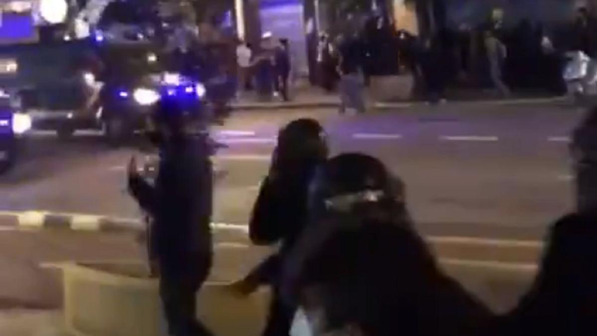 Momento en el que un antidisturbio golpea al diputado Carles Esteve, de Compromís.