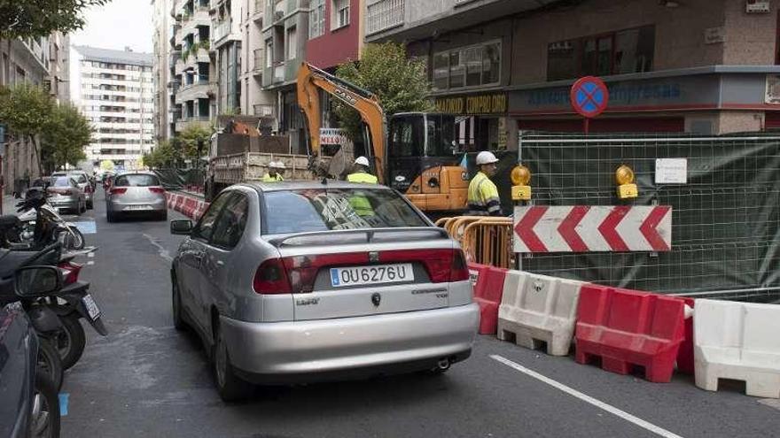 La señalización de las obras, a la altura de Florentino Cuevillas. // Brais L.