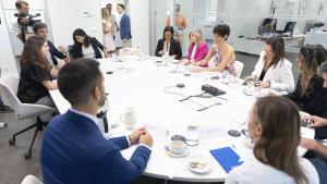 La ministra de Inclusión, Seguridad Social y Migraciones, Elma Saiz (3d), durante un encuentro con representantes de las principales plataformas digitales, en el Ministerio de Inclusión, Seguridad Social y Migraciones, a 30 de julio de 2025, en Madrid (Es