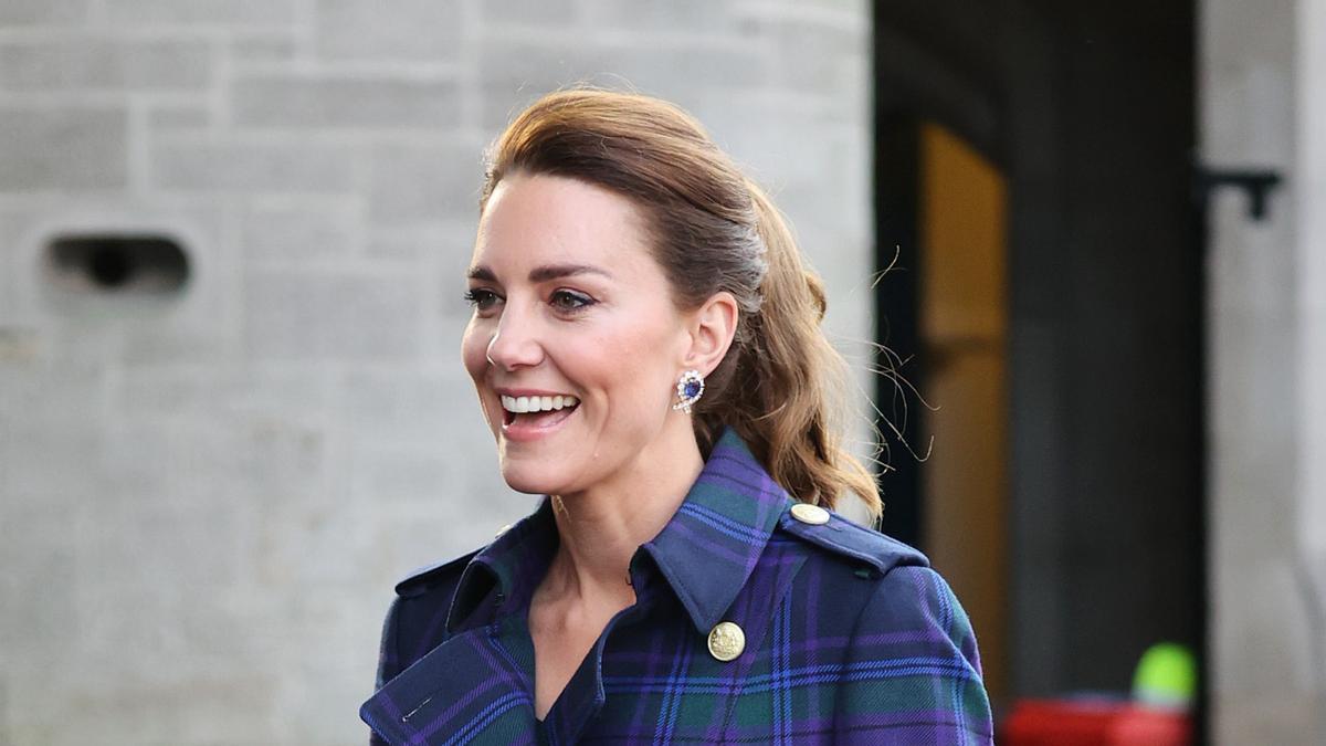 KATE MIDDLETON CON GABARDINA DE TARTÁN EN ESCOCIA