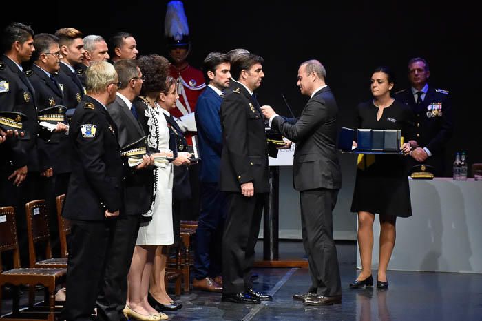 Entrega de Honores y distinciones por el día de ...