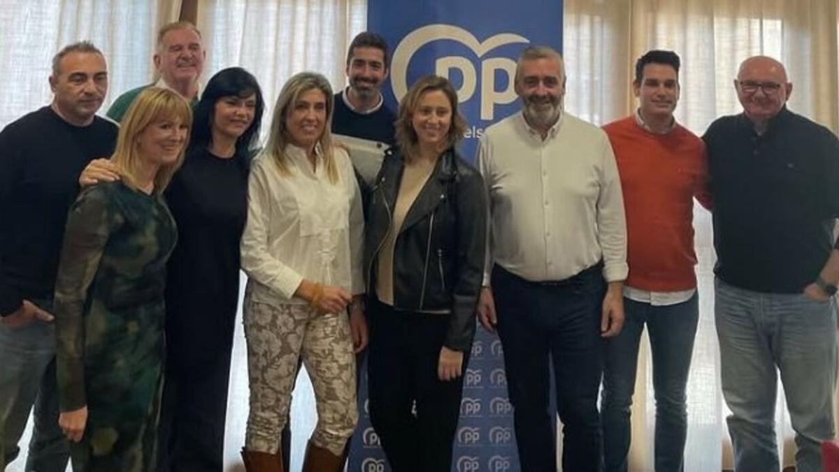Laura Chuliá, en el medio con una cazadora de cuero negra y Marga Benlloch, de negro, en la comida de navidad del PP de Albalat dels Sorells.