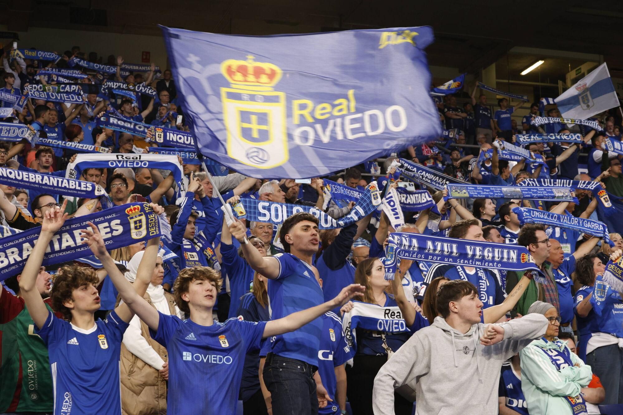 EN IMÁGENES: Ambientazo en la vuelta del play off entre Oviedo y Almería en el Carlos Tartiere