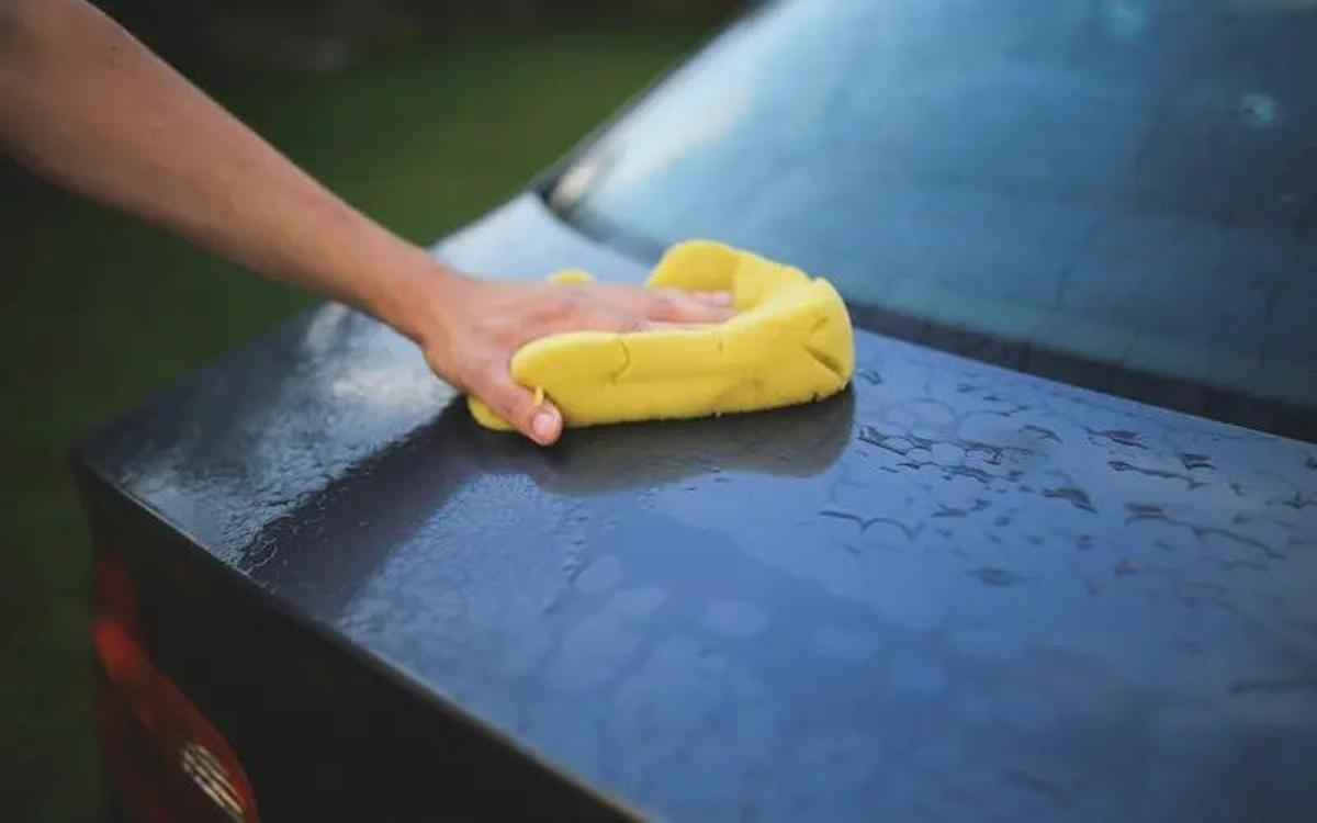 ¿Se puede lavar el coche en la calle?