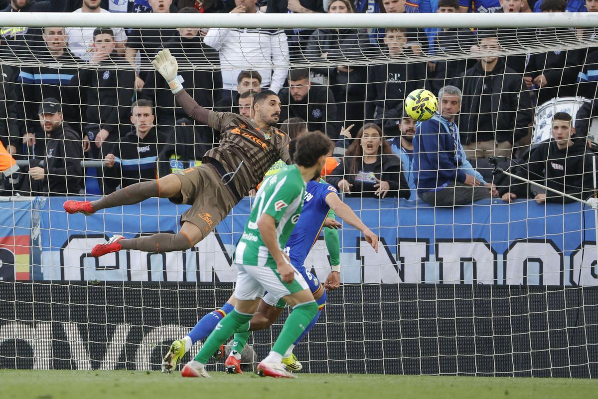 El portero del Betis Álvaro Vallés (detrás) intenta una parada.