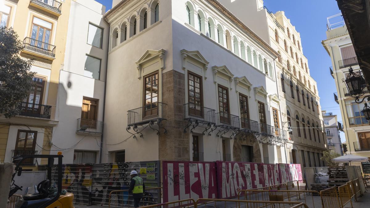 El Centro Cultural Hortensia Herrero ya luce su fachada terminada.