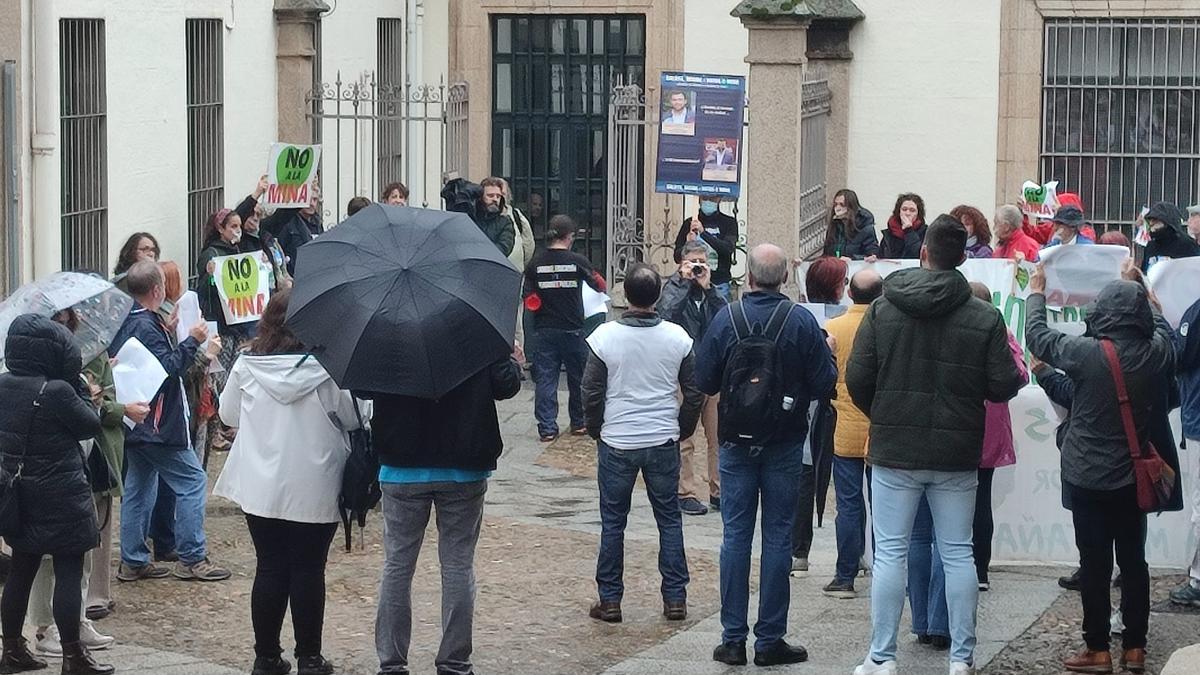 Miembros de la plataforma concentrados en la puerta del ayuntamiento antes del pleno. No se les autorizó entrar en la sesión.