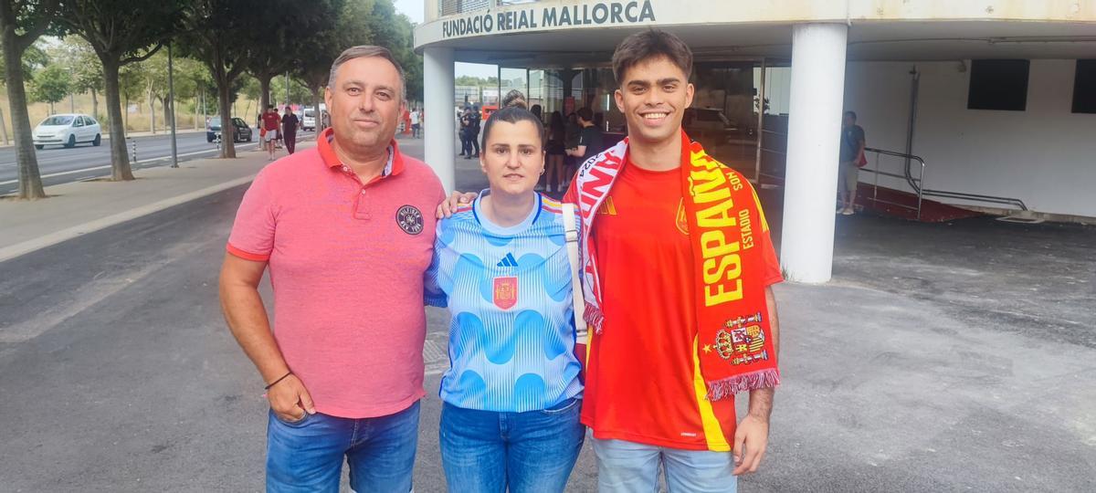 Nico, junto a sus padres, en Son Moix para animar al Mallorca.