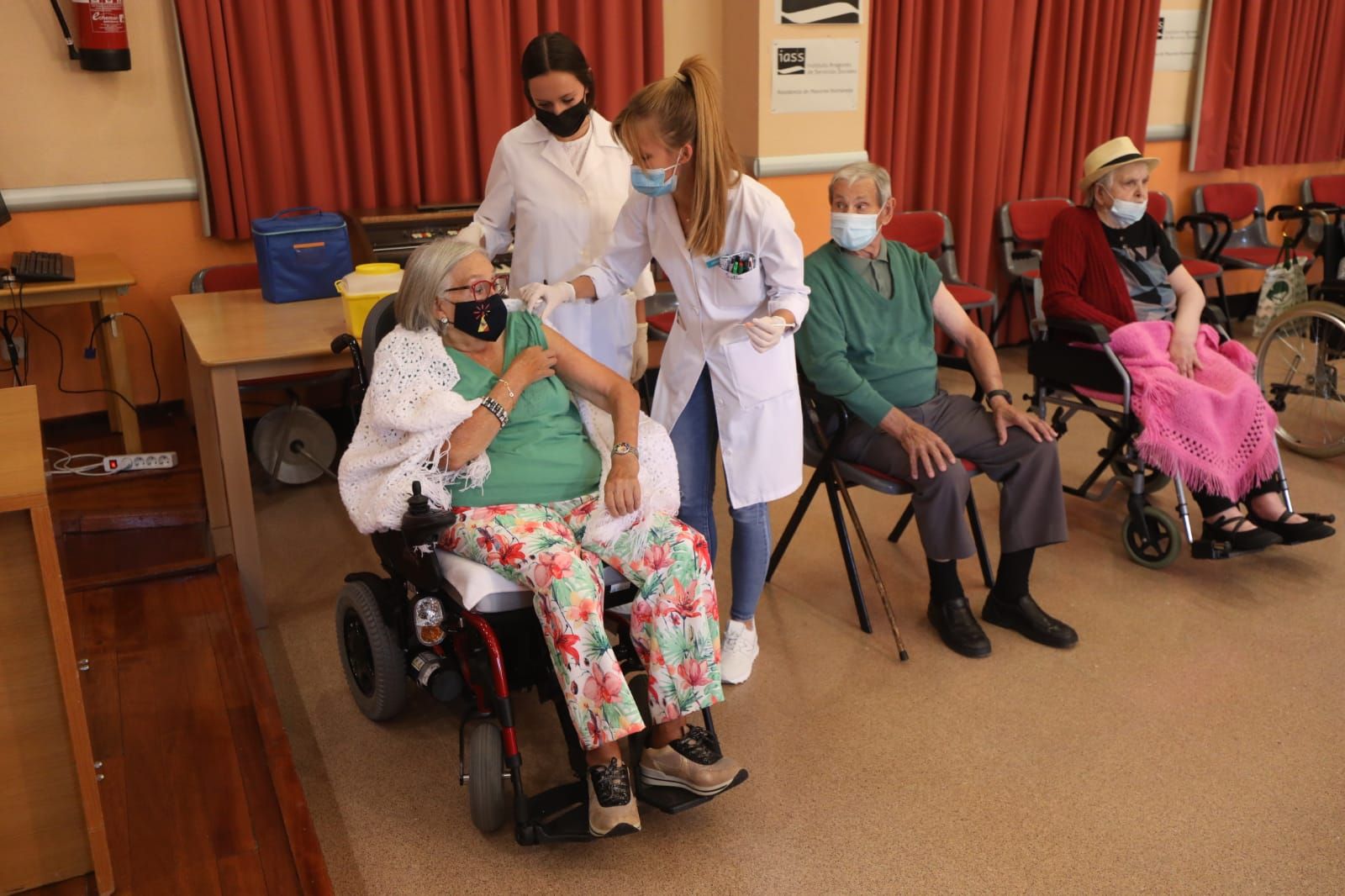 FOTOGALERÍA | Los mayores de la residencia Romareda reciben la tercera dosis de la vacuna