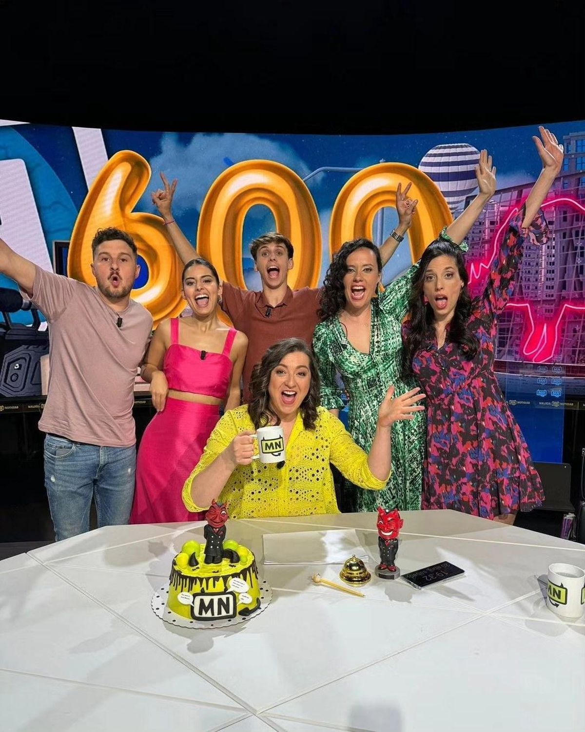 Lucia Veiga con el equipo de 'Malicia Noticias', de la TVG.