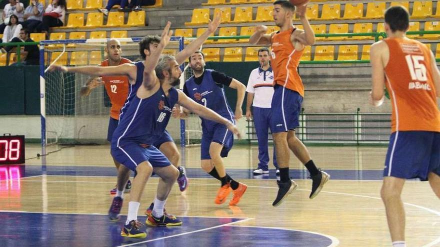 La plantilla del Club Ourense Baloncesto, ayer entrenando en el Pazo Paco Paz. // Iñaki Osorio