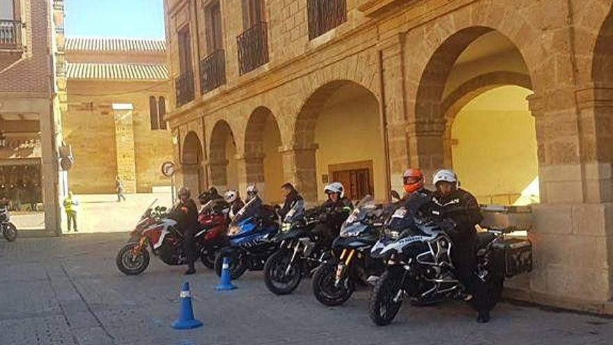 Moteros haciendo la Ruta de la Plata en la plaza Mayor. A. G.