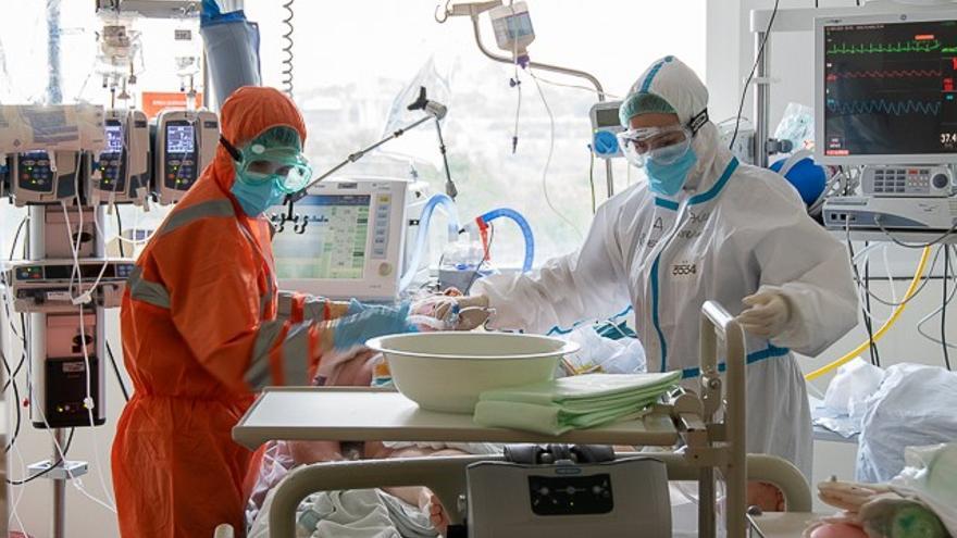 Sanitarios del hospital de Dénia atienden a un paciente en la UCI
