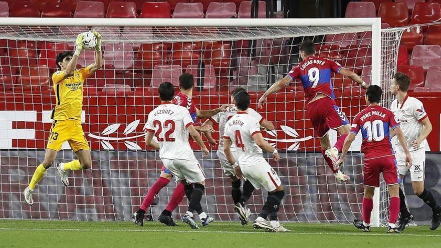 El Sevilla vence al Elche en el duelo que tenían pendiente (2-0)