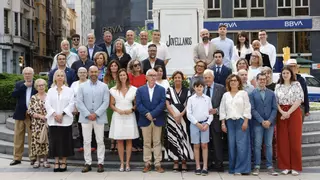 Más de treinta instituciones rinden tributo a Jovellanos en Gijón: así fue la ofrenda floral a un "símbolo" de la ciudad