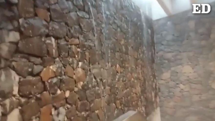 Así llueve 'por dentro' en el aeropuerto Tenerife Sur