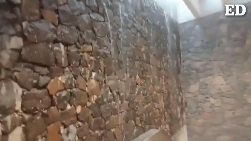 Así llueve 'por dentro' en el aeropuerto Tenerife Sur