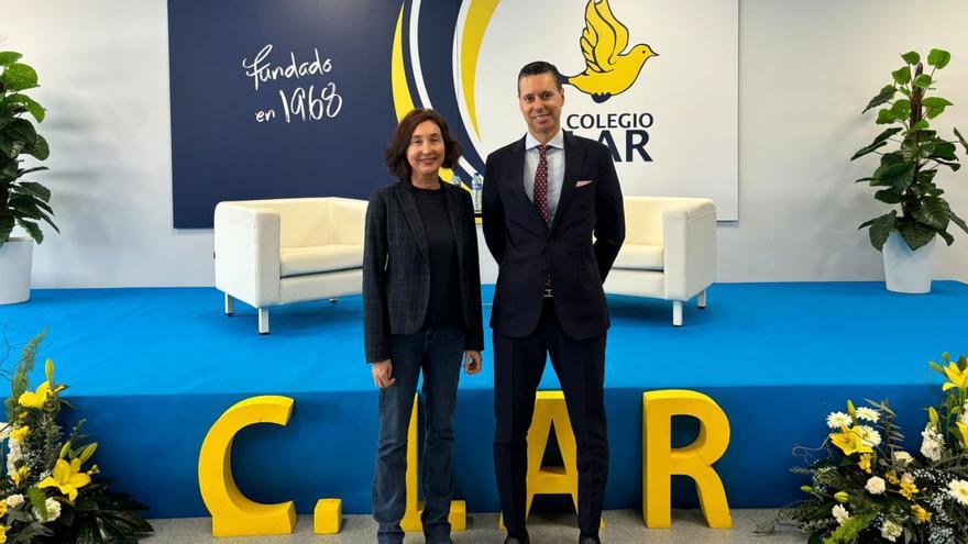 Elsa Punset y Rodrigo Salgado, tras la charla en el colegio Lar.