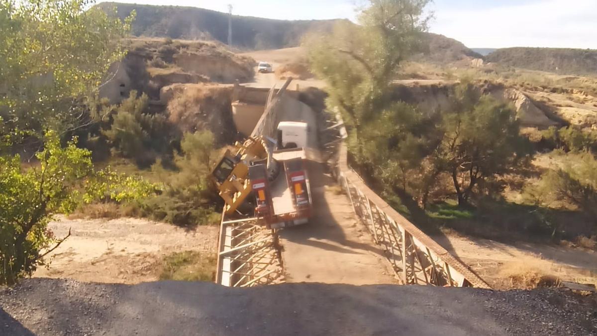 Estado en el que ha quedado el puente sobre el río Alcanadre, en la carretera HU-833, entre las localidades oscenses de Villanueva de Sijena y Sena.