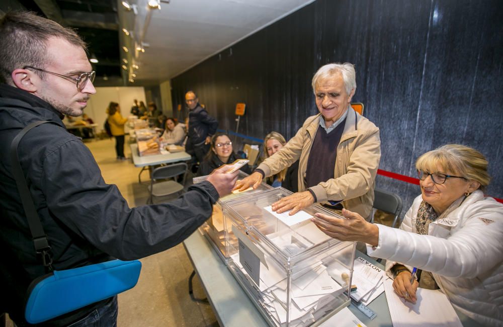 El invidente César Puente Fuente preside una mesa electoral en la ciudad de Alicante con la ayuda de una amiga que le facilita la identificación de cada votante, una labor en la que cree que, pese a su discapacidad, los ciegos también "deben participar".