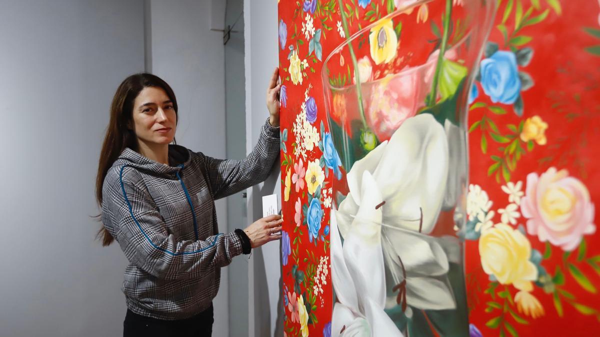 La artista Marisa Vadillo, este martes, ultimando los preparativos para la inauguración de su exposición 'Outsider'