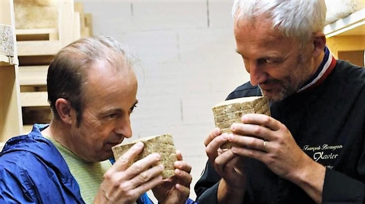 Toni Gerez, oliendo un queso en Fromagerie Xavier (Toulouse), donde compra las mejores piezas elaboradas en Francia.