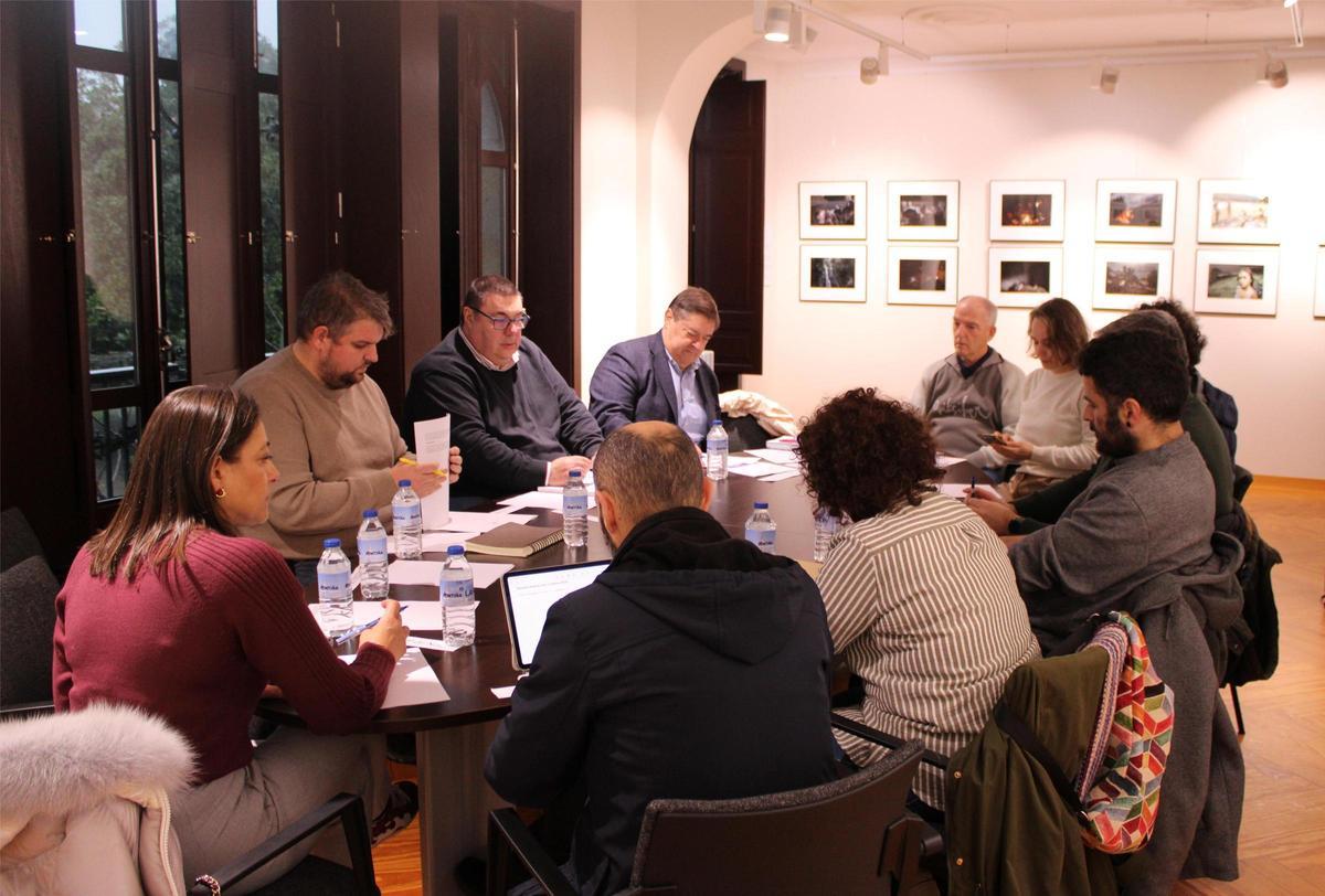 Francisco Pérez, a la izquierda, flanqueado por Manuel Seijas, izqda., y Julio Abalde, en la reunión de la Mesa Interinstitucional do Mar de Noia.