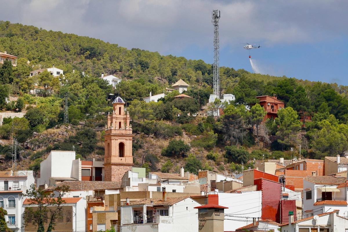Los helicópteros descargan agua en zonas próximas a las viviendas.