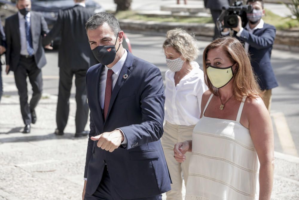 Francina Armengol recibe a Pedro Sánchez en el Consolat de Mar