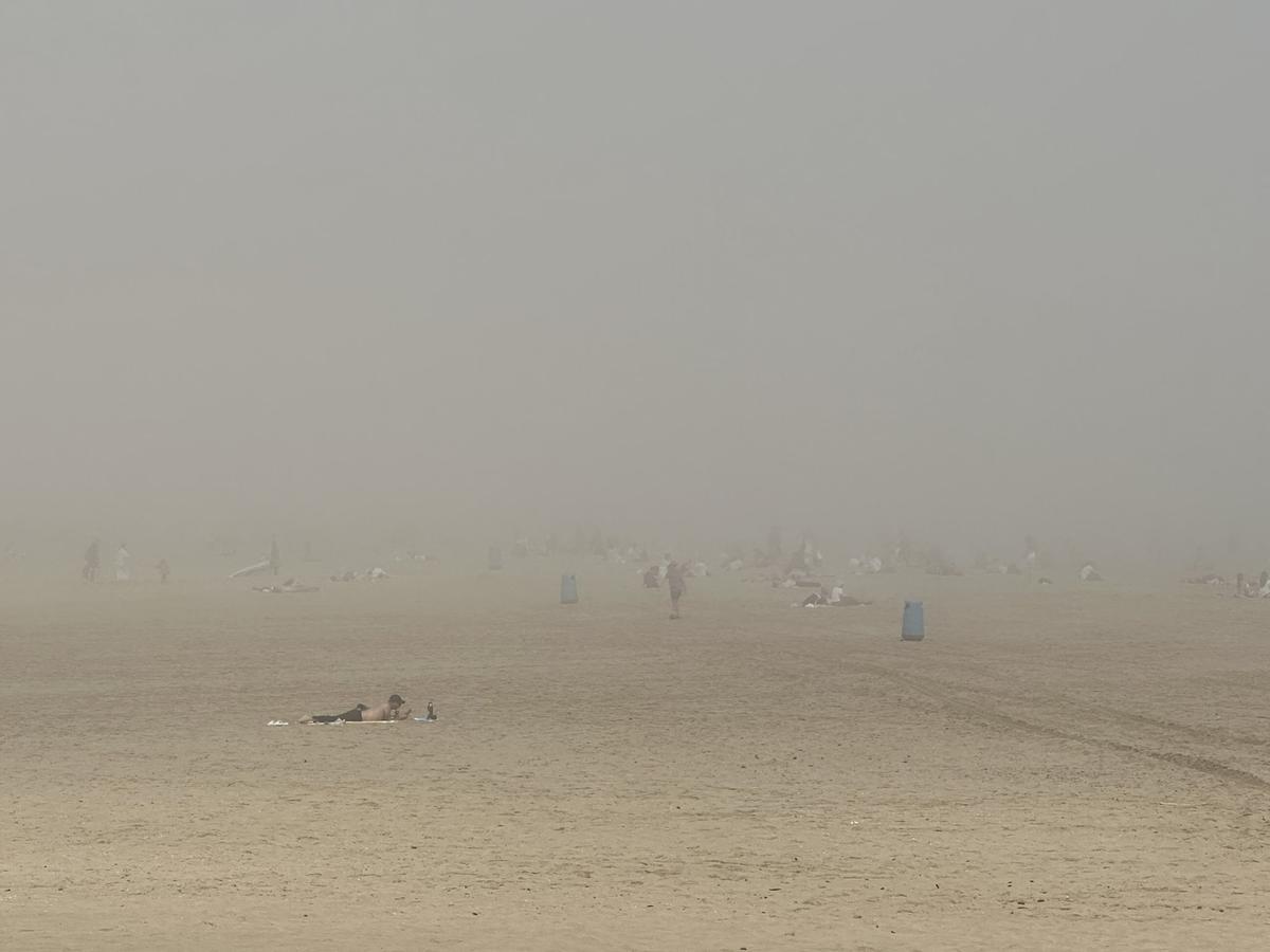 La playa del Cabanyal, hoy, envuelta en niebla cerca de la hora de la mascletà.