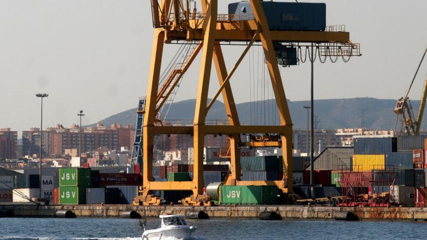 El Gobierno aprueba el decreto que liberaliza la estiba en el Puerto de Alicante