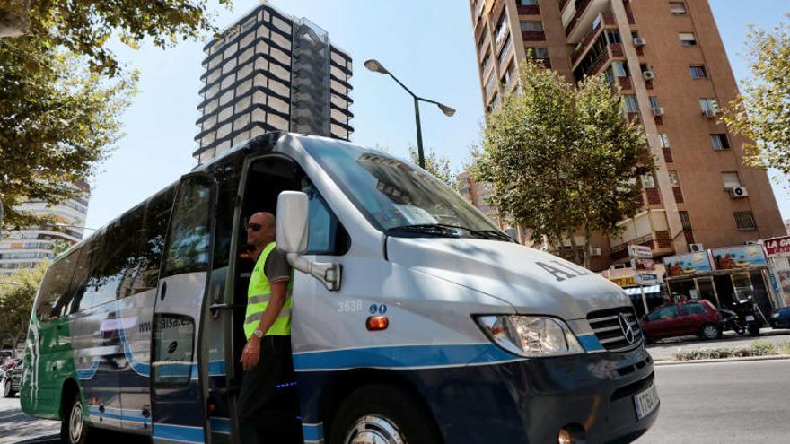 Parada de la avenida Europa en Benidorm