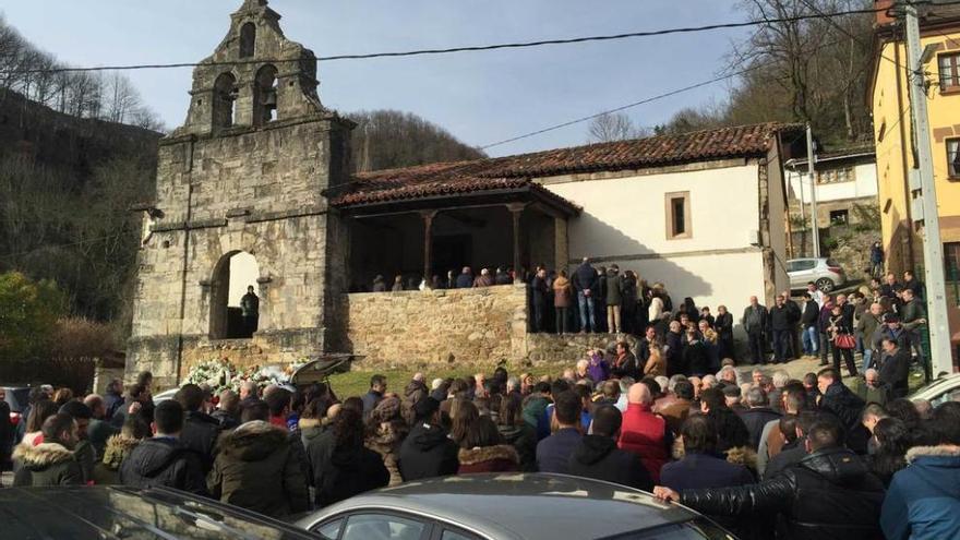 Asistentes al funeral por Marcos Díaz Fernández, ayer, en la iglesia de San Juan de Santianes (Teverga).