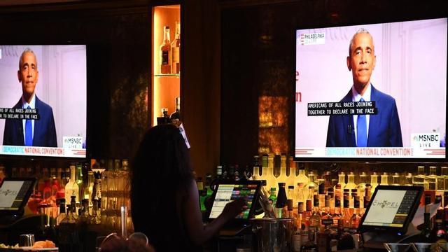Obama, visto a través de unos televisores mientras participa en la tercera Convención Demócrata Nacional, el 19 de agosto del 2020