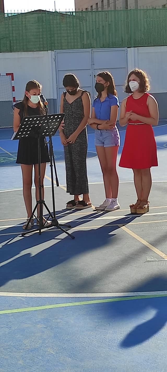 Una imposición de bandas falleras en la pista de un polideportivo