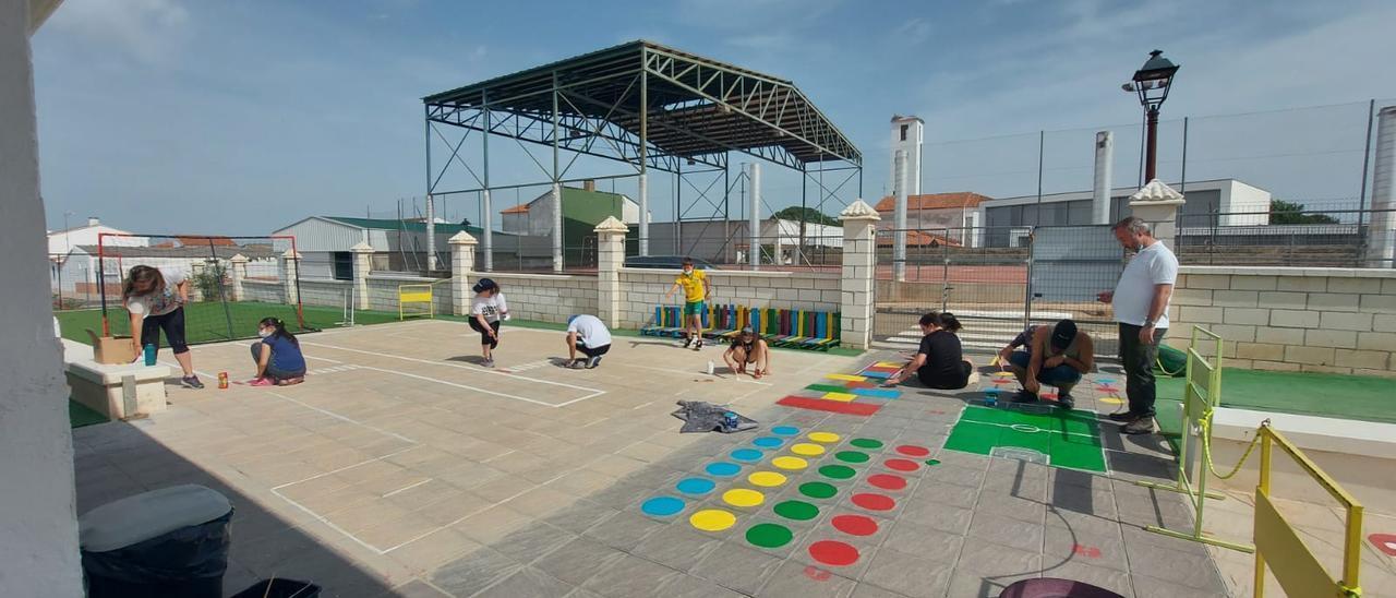 Decoración en un colegio de Malpartida de Plasencia, que volverá a dar ayudas por tener hijos.