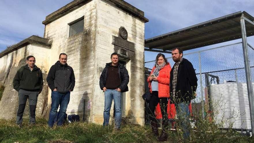 Arturo Valiente (junta vecinal), Francisco Álvarez (jefe de servicio de Aqualia), Juan Sastre (aparejador municipal), Aurora Hevia (junta vecinal) y el alcalde, Iván Allende, revisando las obras del sistema de filtros de Coya ayer.