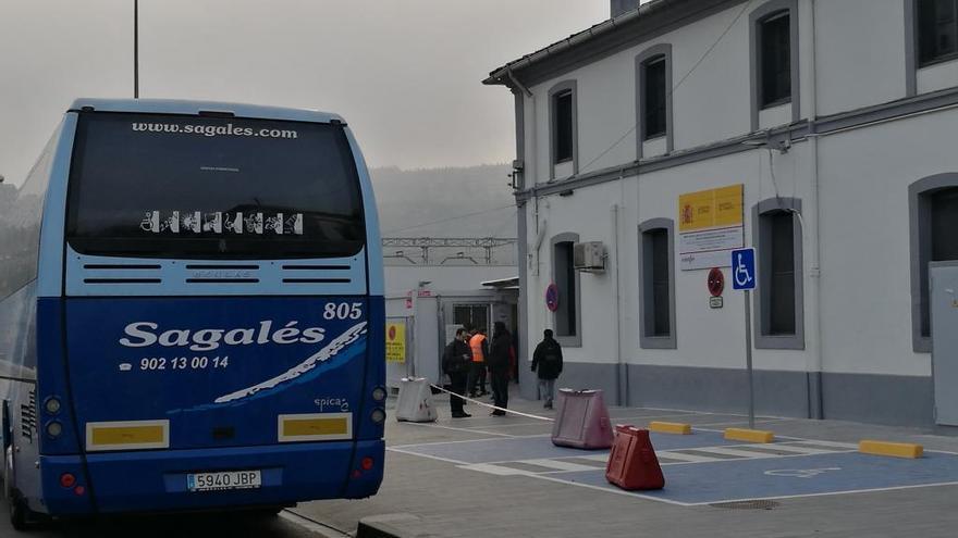 Un dels autobusos que cobreix el servei, esperant a l&#039;estació de Manresa, aquest dijous a quarts de 9 del matí